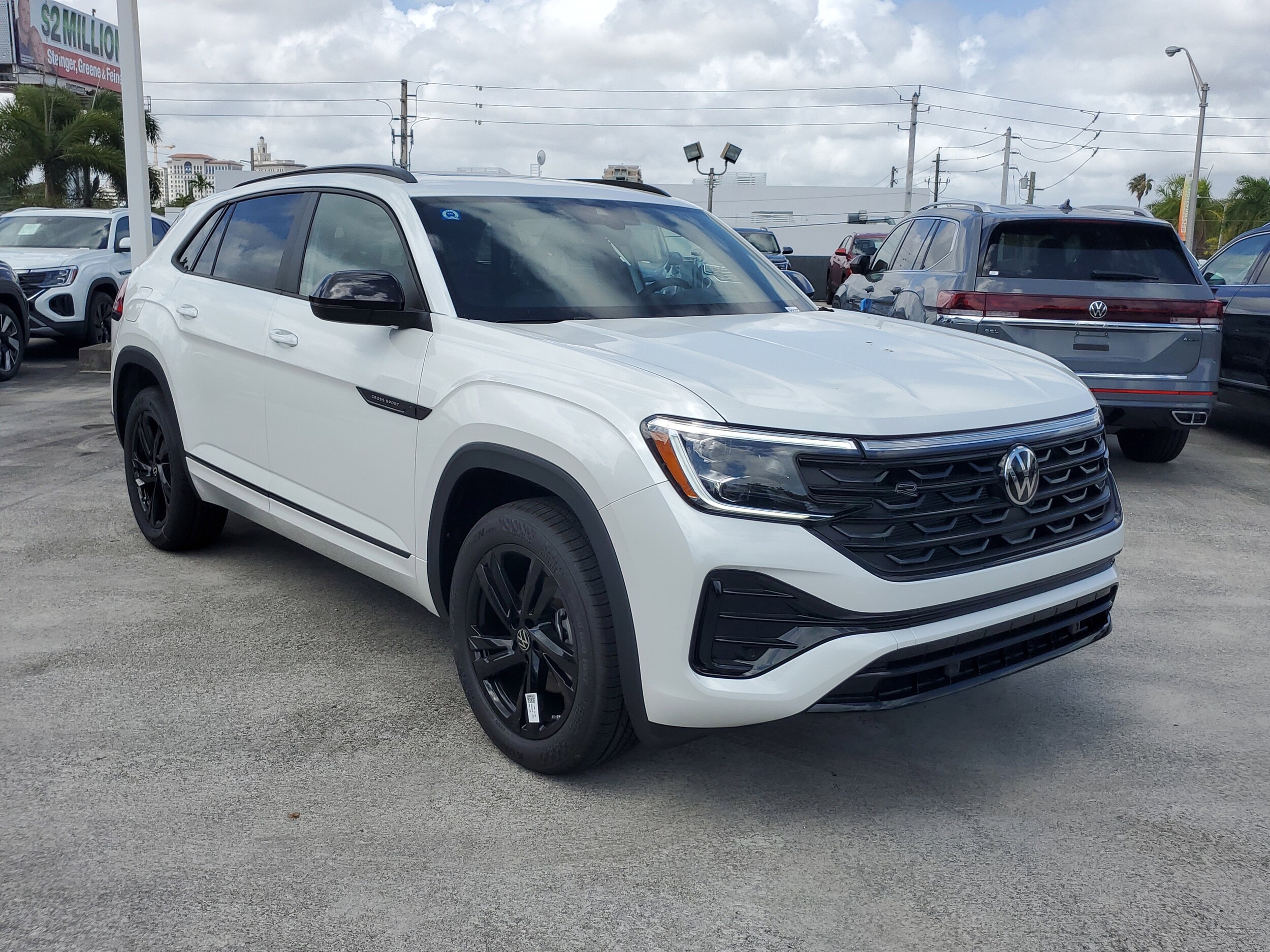 2025 Volkswagen Atlas Cross Sport SEL R-Line photo 4