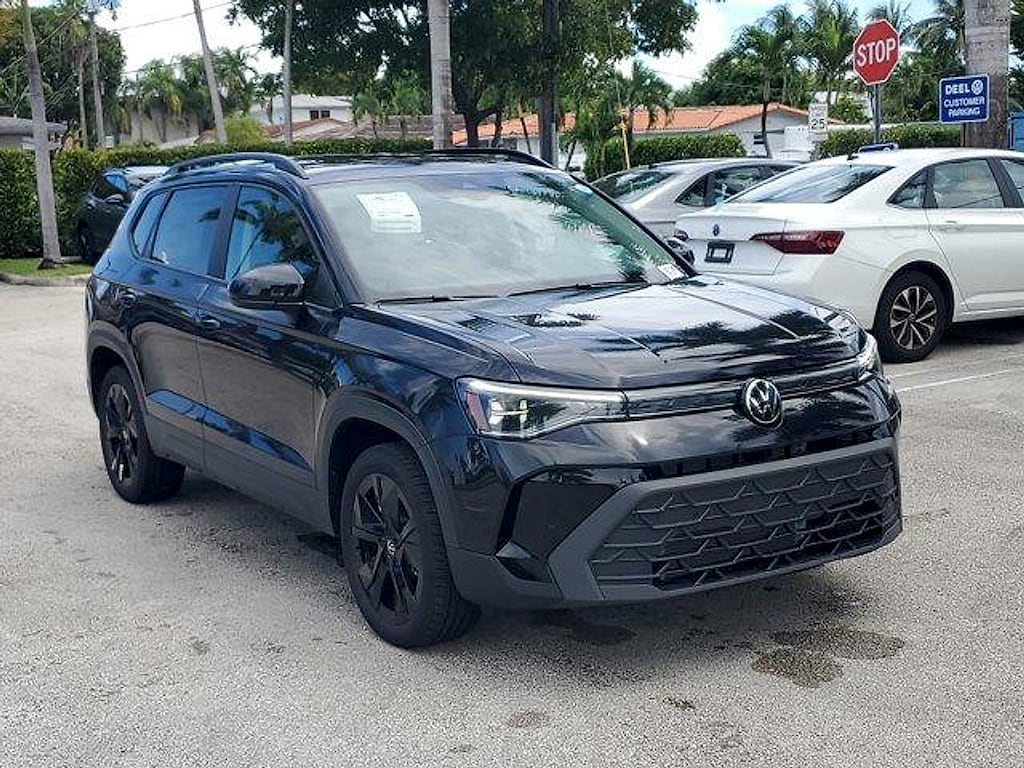 New 2025 Volkswagen Taos 1.5T SE Black SUV