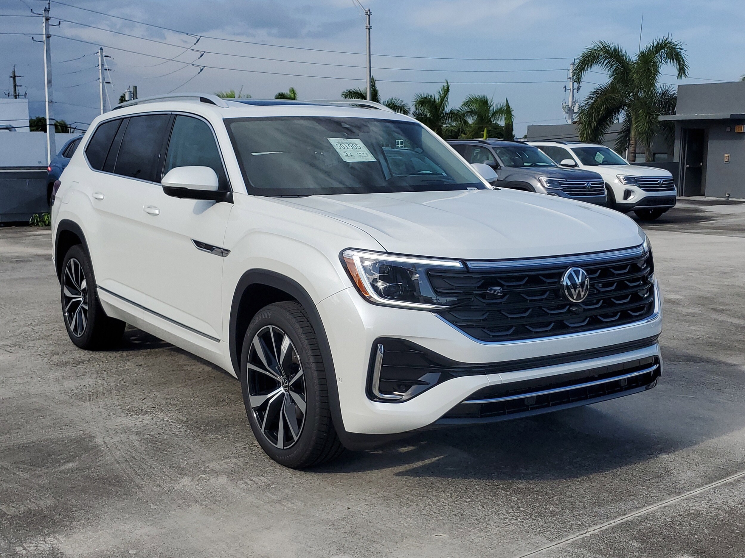 2026 Volkswagen Atlas SEL Premium R-Line photo 2