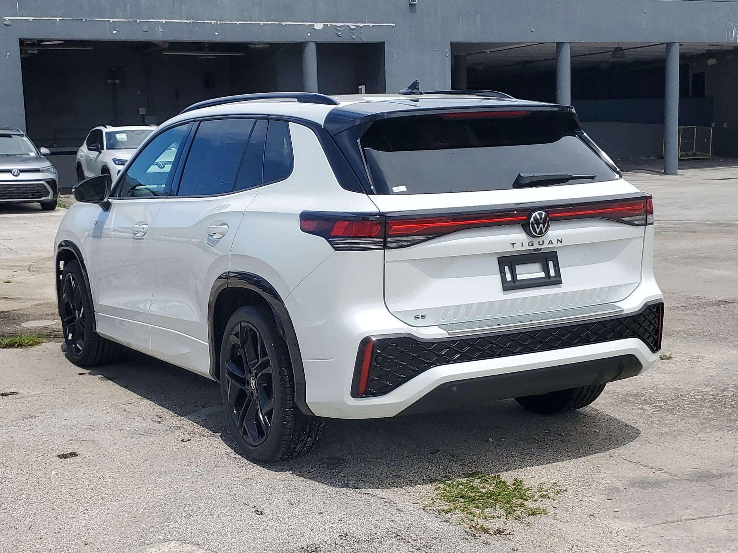 2025 Volkswagen Tiguan SE R-Line Black photo 2