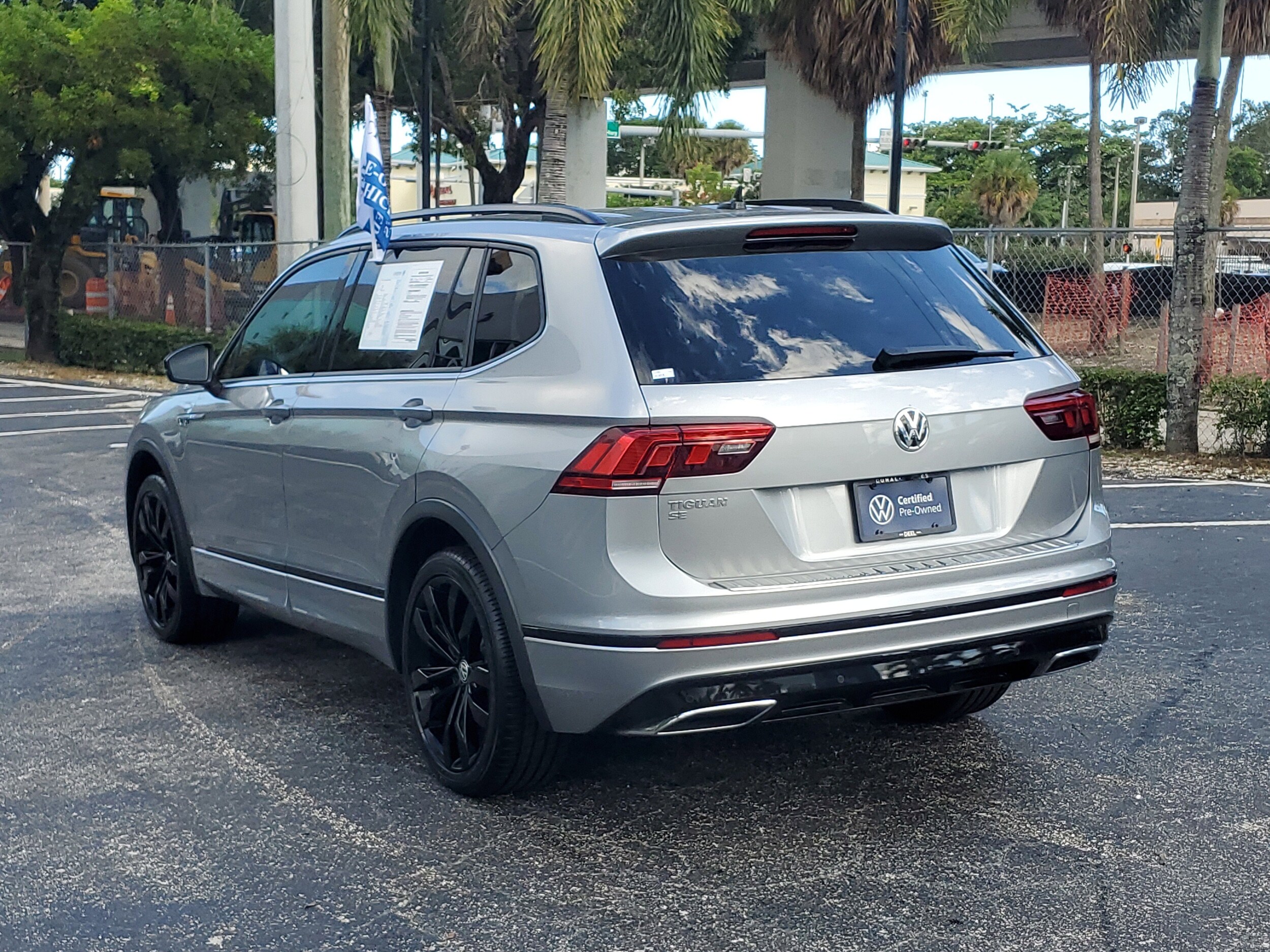 2020 Volkswagen Tiguan SEL photo 2