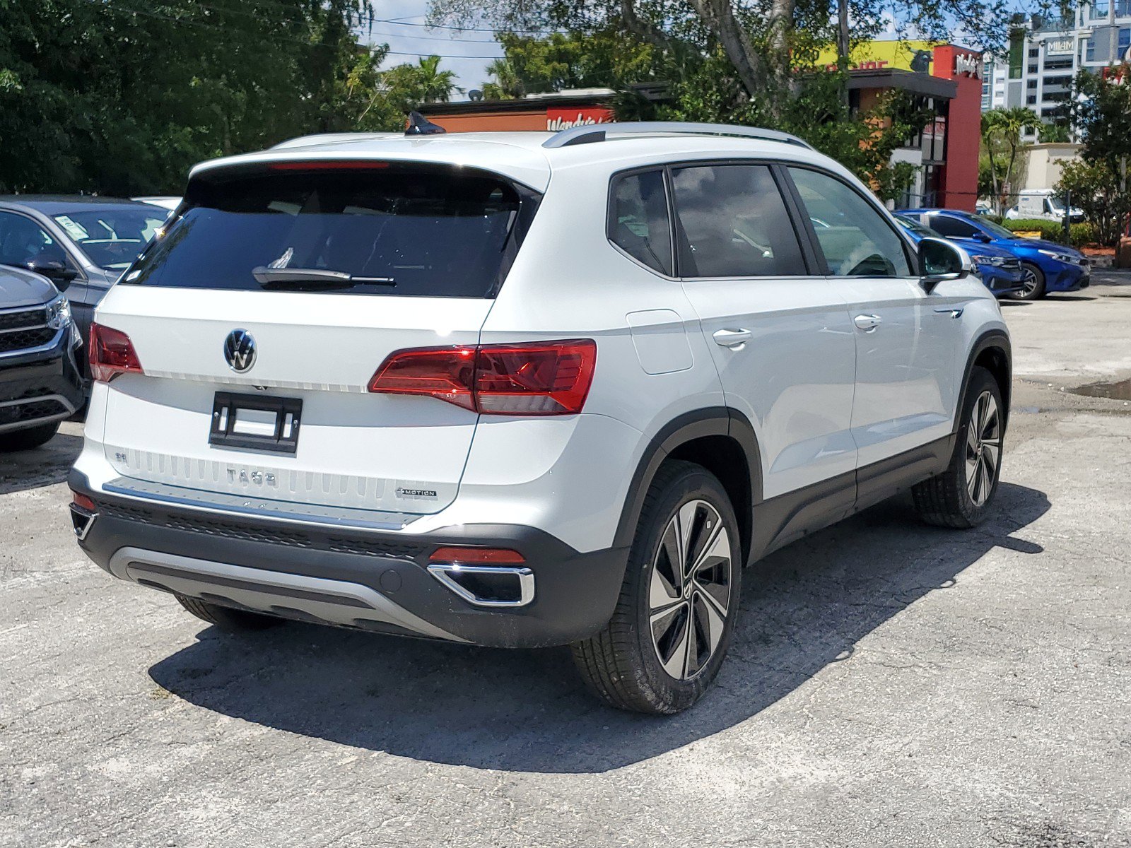 2024 Volkswagen Taos SE photo 3