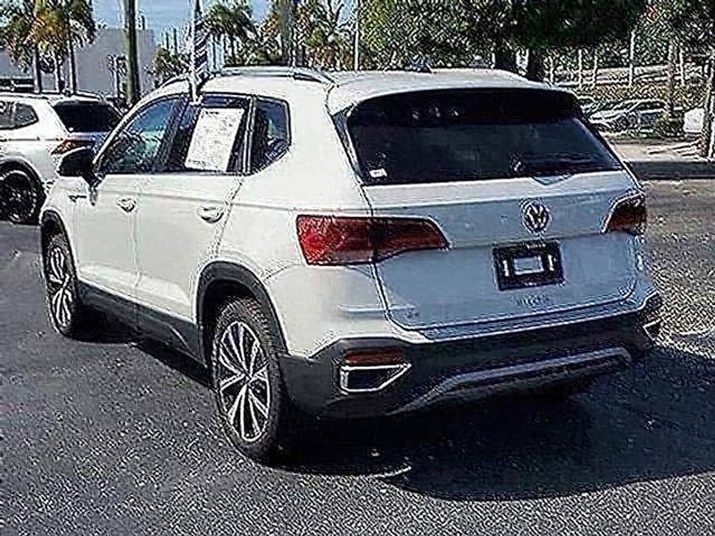 New 2024 Volkswagen Taos 1.5T SE SUV