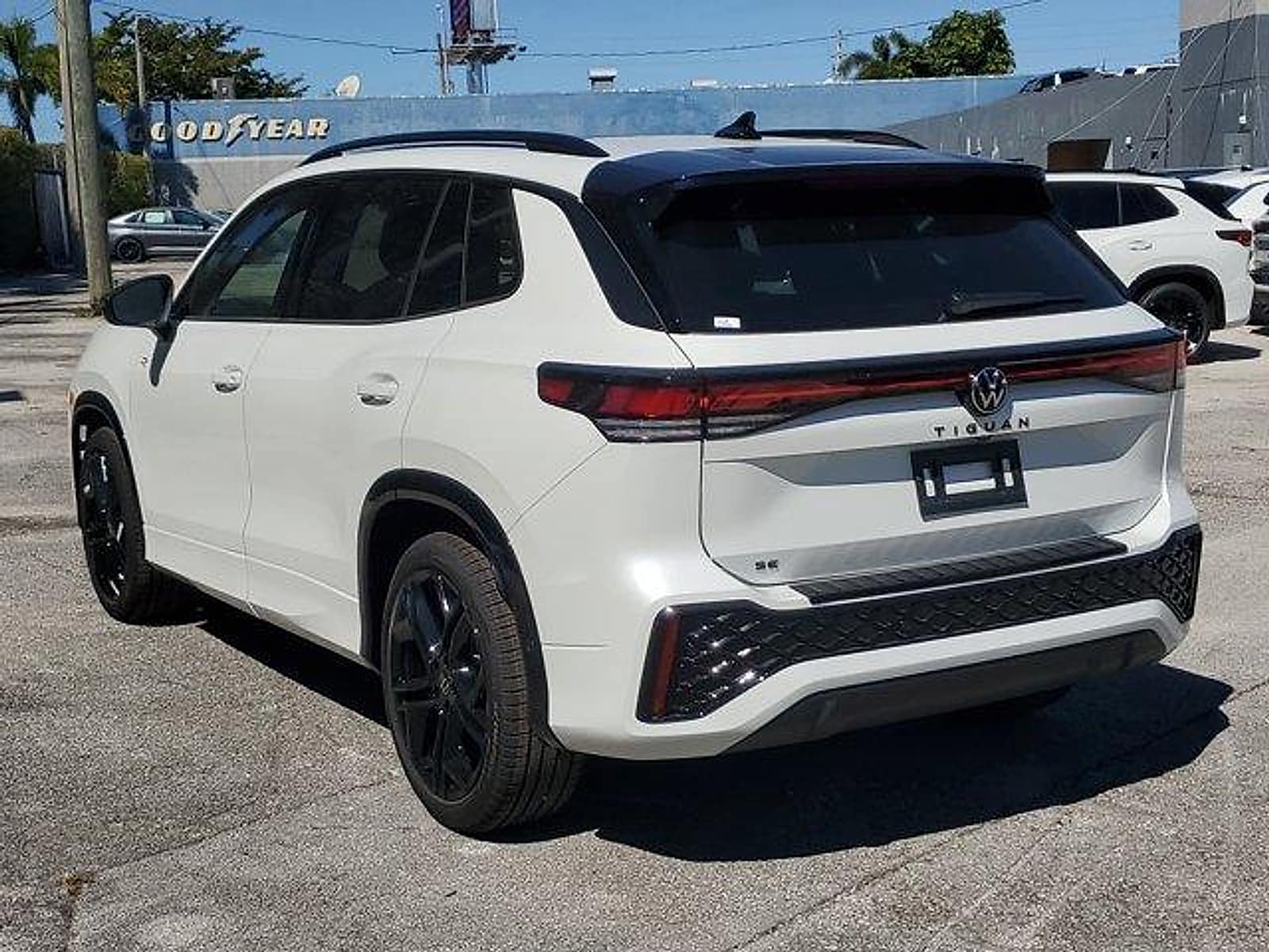 2026 Volkswagen Tiguan SE R-LINE BLACK