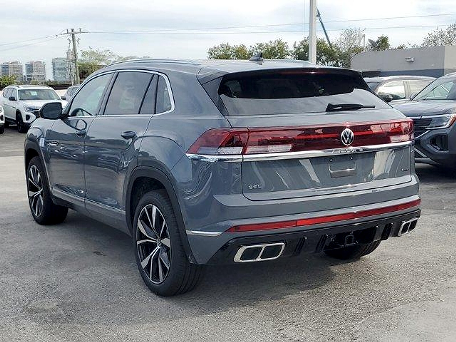 2026 Volkswagen Atlas Cross Sport SEL Premium R-Line photo 2