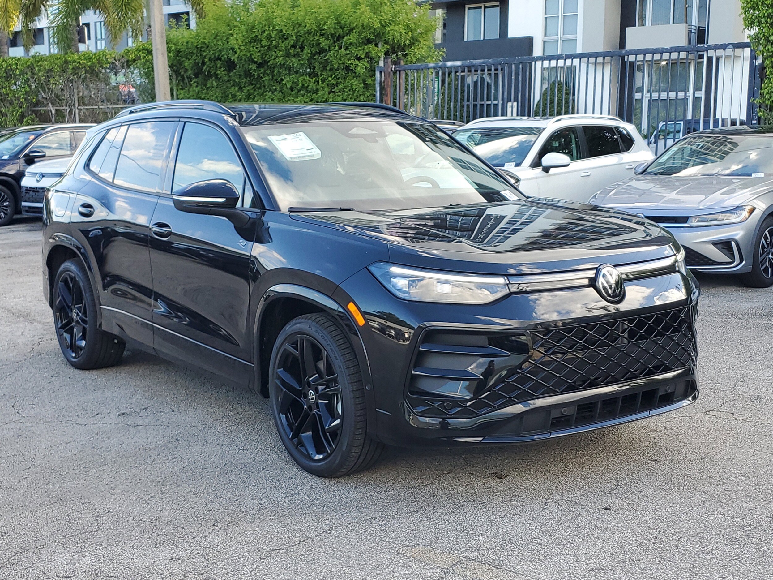 2025 Volkswagen Tiguan SE R-Line Black photo 4