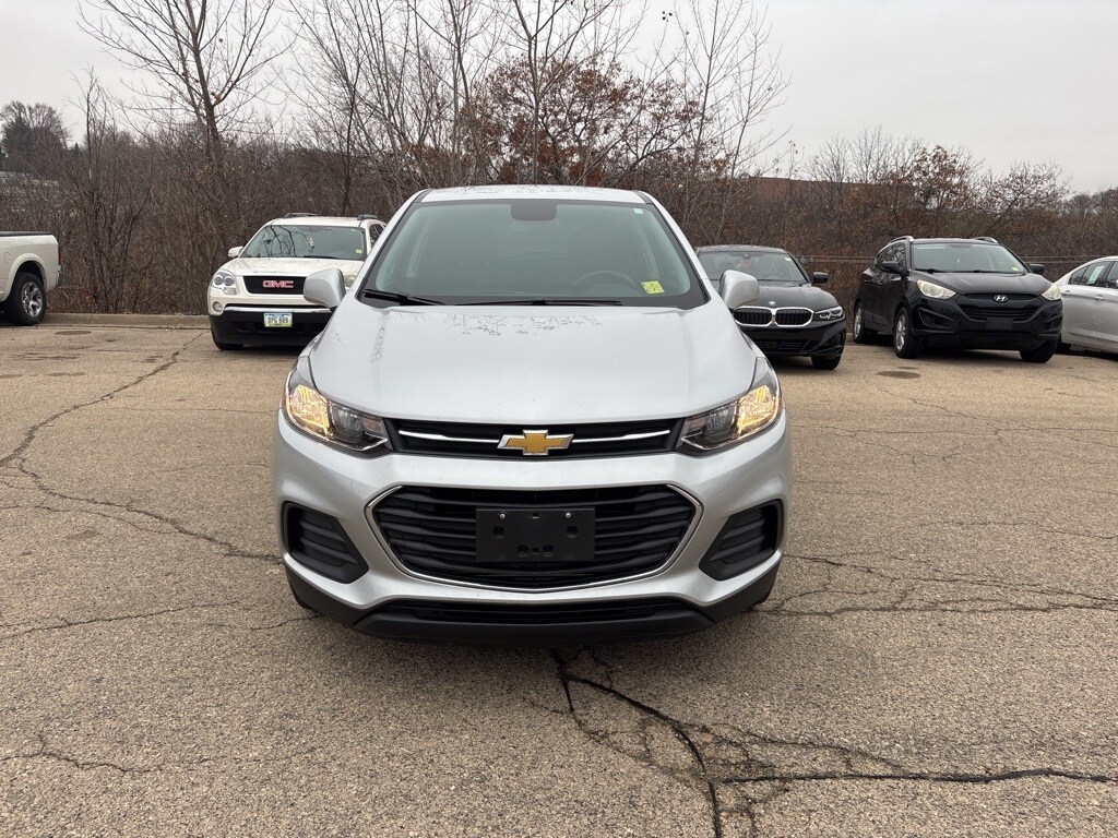 2022 Chevrolet Trax LS photo 2