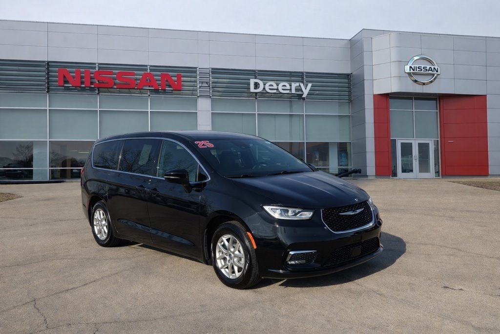 Used 2025 Chrysler Pacifica Select Van Passenger Van