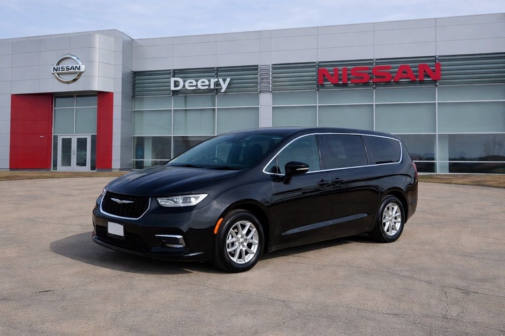 Used 2025 Chrysler Pacifica Select Van Passenger Van