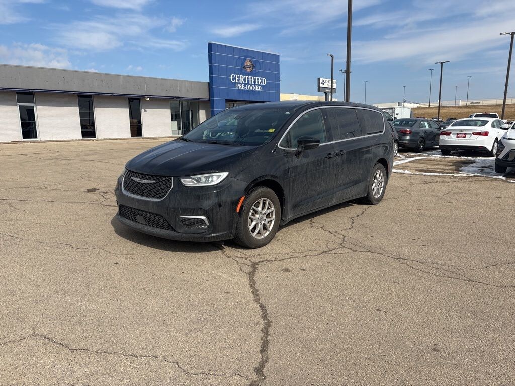 Used 2025 Chrysler Pacifica Select Van Passenger Van