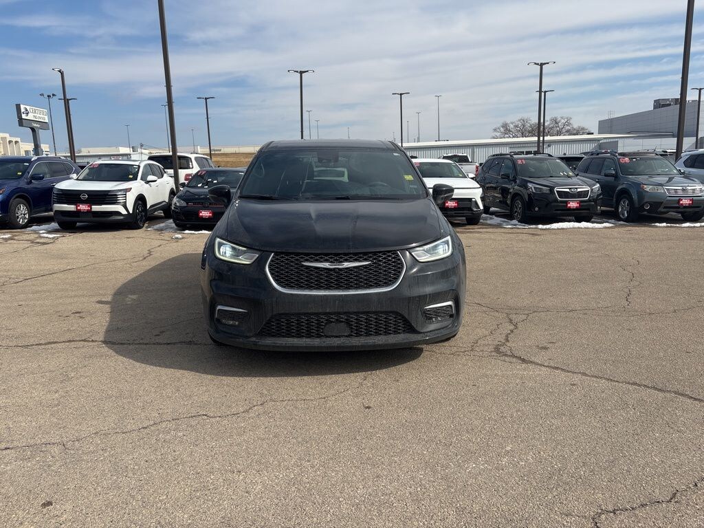 Used 2025 Chrysler Pacifica Select Van Passenger Van