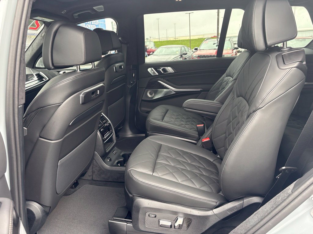 2027 BMW X7 40i - Photo 13