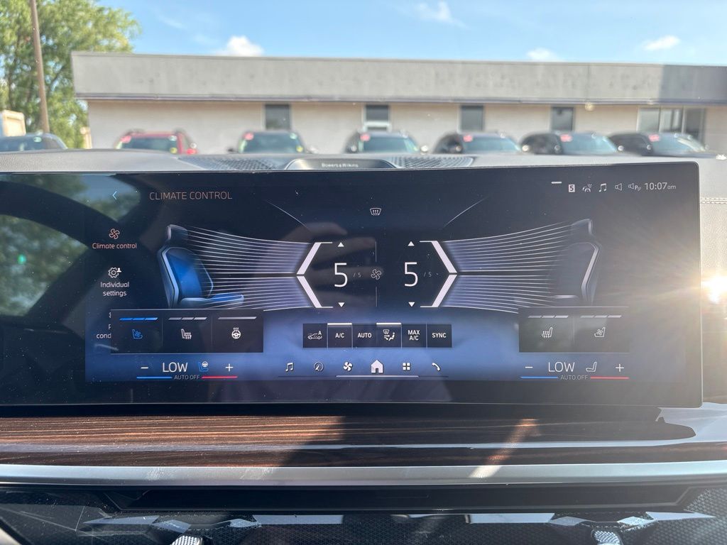 2027 BMW X7 40i - Photo 8