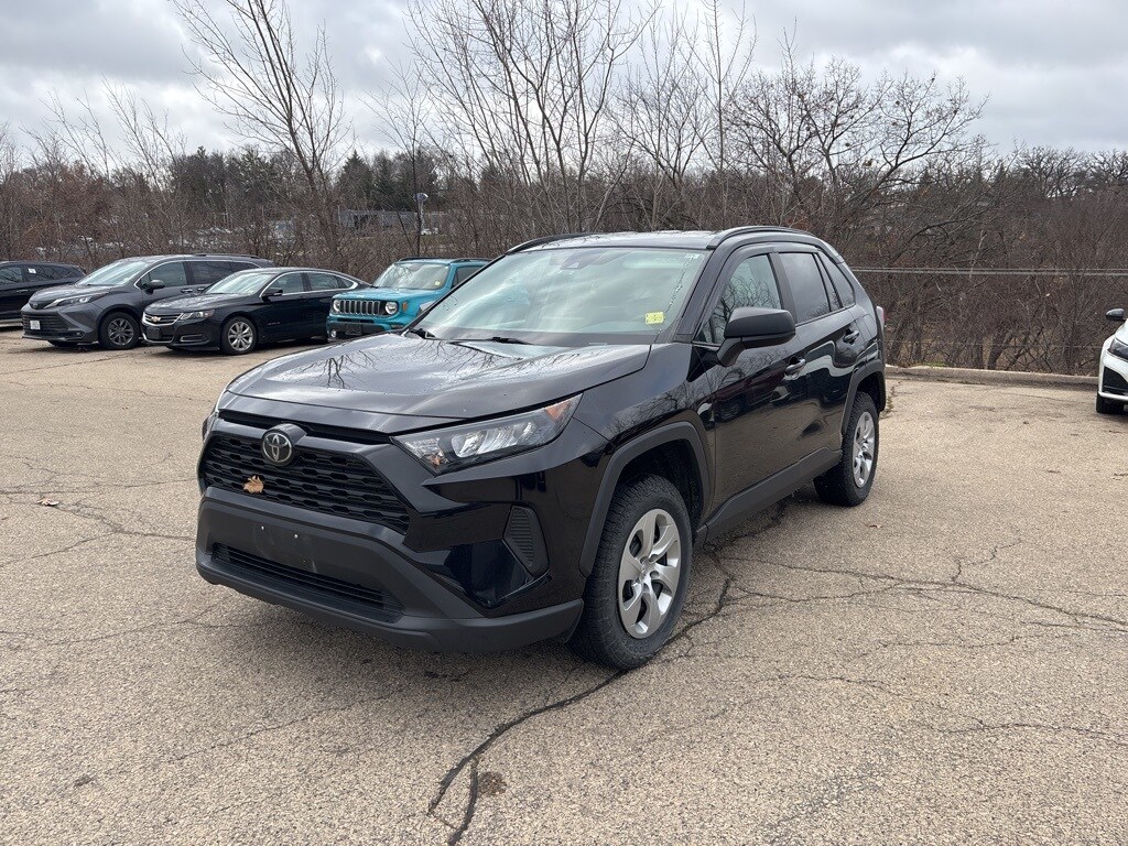2021 Toyota RAV4 LE photo 3