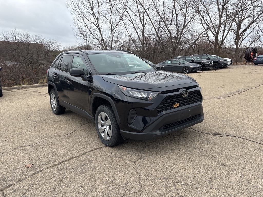 2021 Toyota RAV4 LE's photo