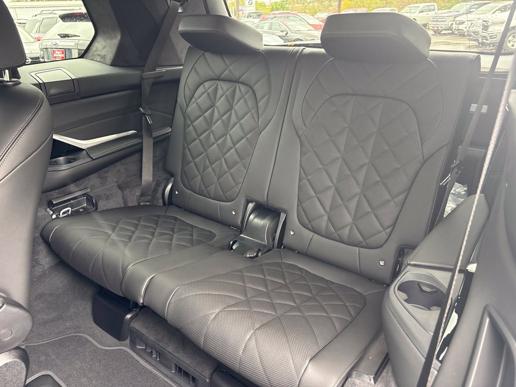 2027 BMW X7 40i - Photo 14