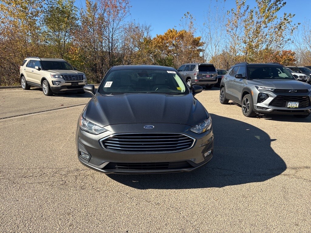 2019 Ford Fusion SE photo 2