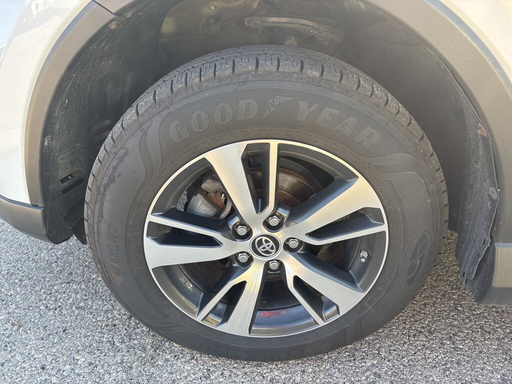 2017 Toyota RAV4 XLE photo 4