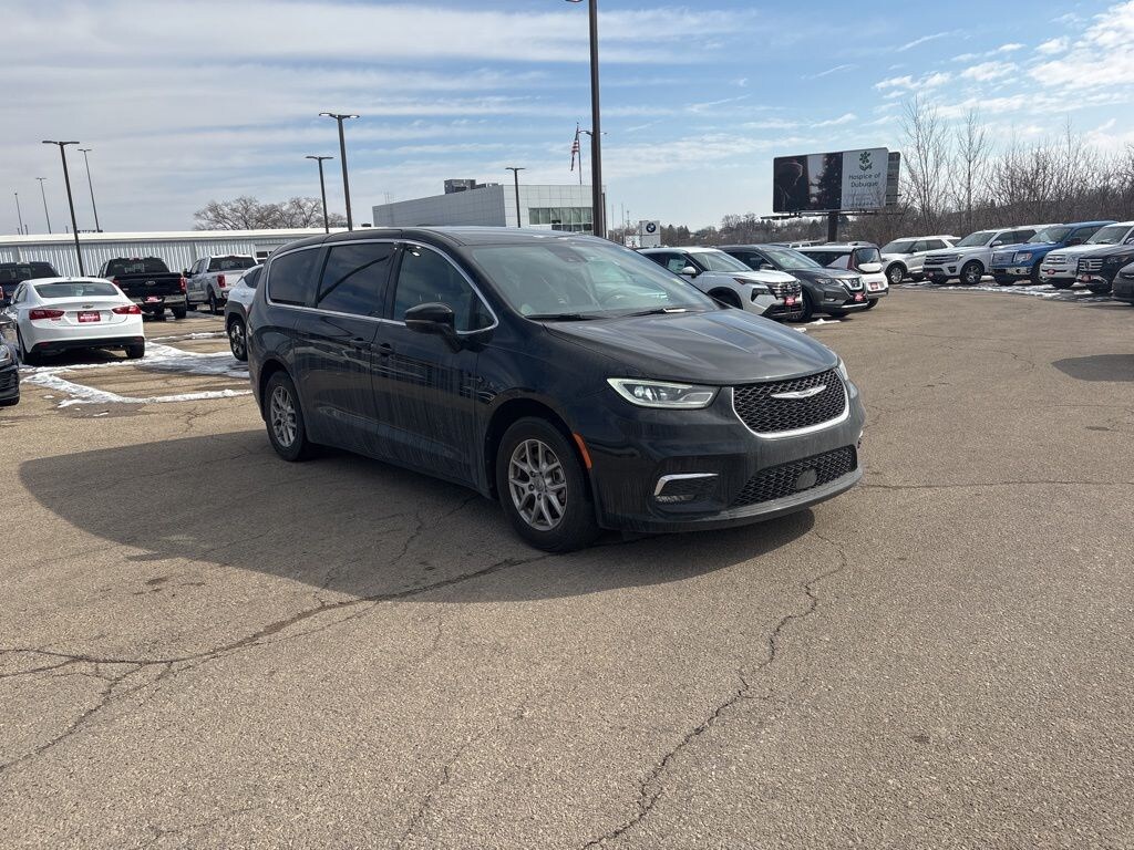 Used 2025 Chrysler Pacifica Select Van Passenger Van