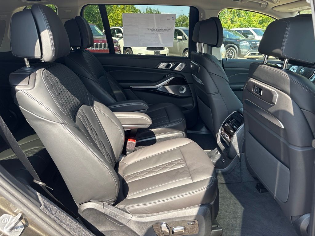 2027 BMW X7 40i - Photo 17