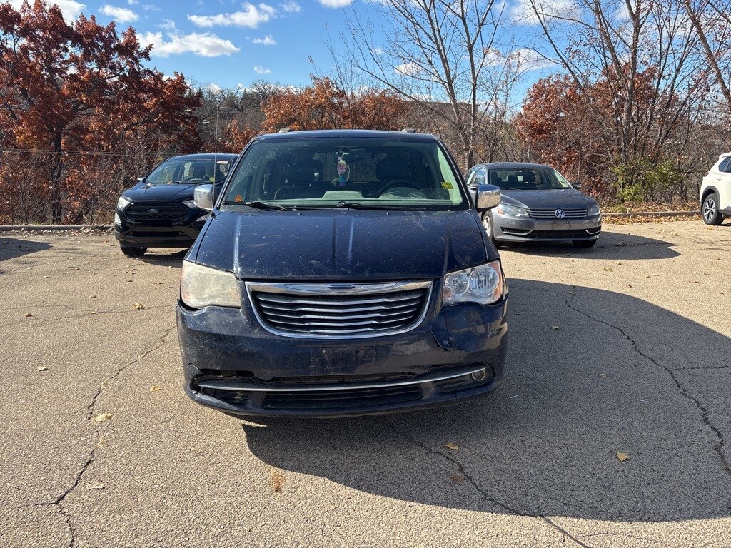 2013 Chrysler Town & Country photo 2