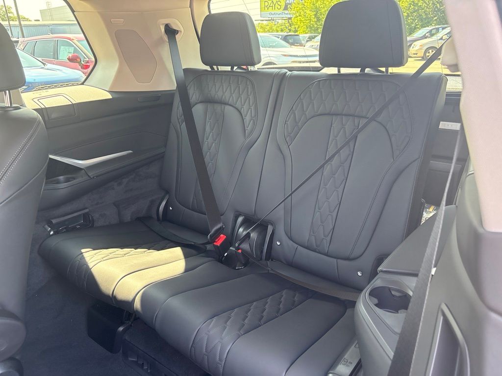 2027 BMW X7 40i - Photo 13