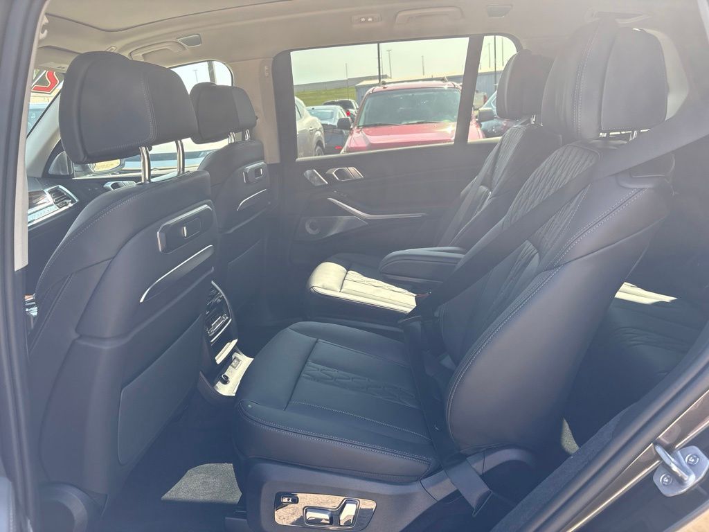 2027 BMW X7 40i - Photo 12