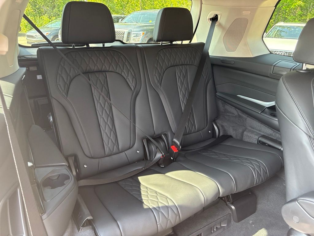 2027 BMW X7 40i - Photo 18