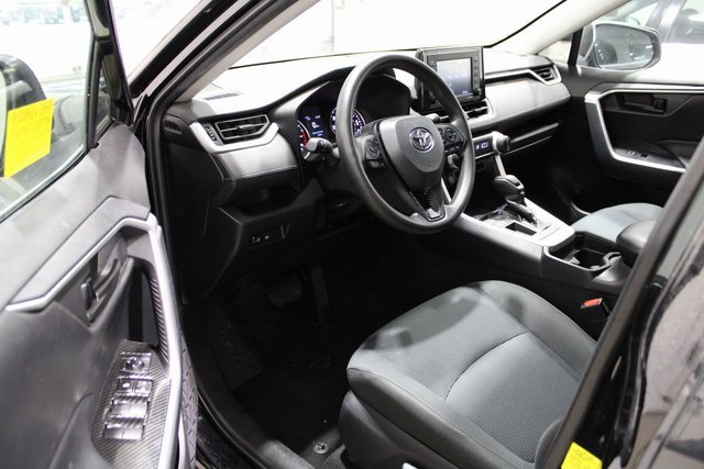 2021 Toyota RAV4 LE photo 2