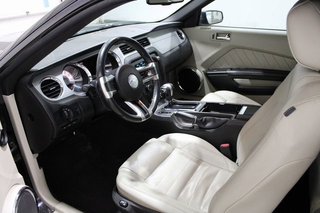 2010 Ford Mustang V6 photo 2