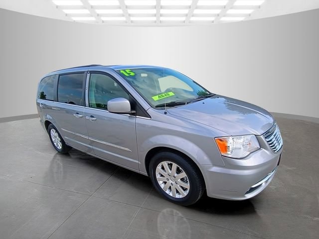 Used 2015 Chrysler Town & Country Touring with VIN 2C4RC1BG2FR577819 for sale in Pleasant Hill, IA