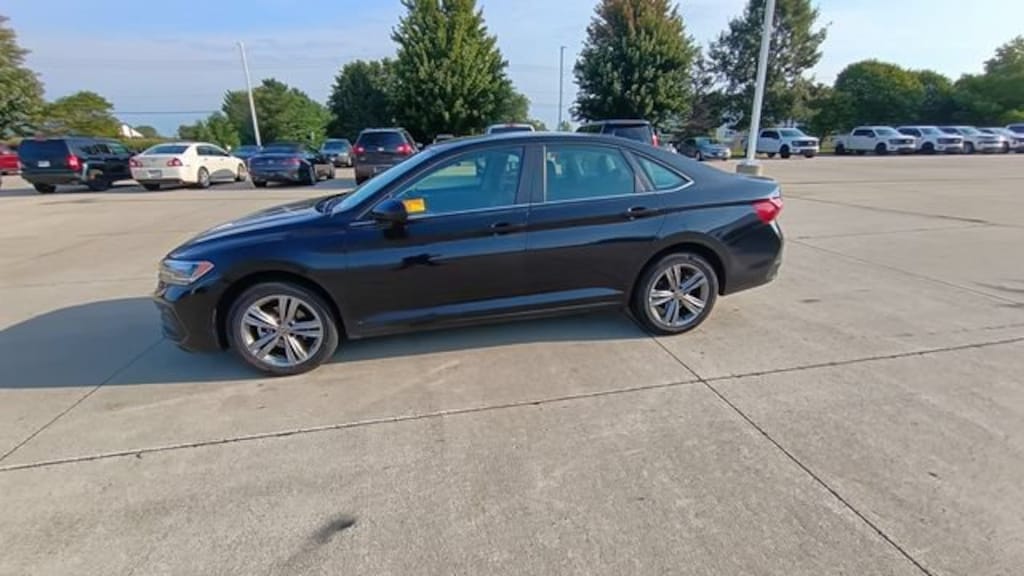 Used 2024 Volkswagen Jetta SE Sedan