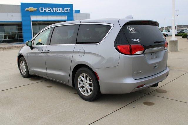 2017 Chrysler Pacifica Touring photo 4
