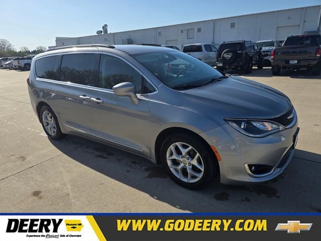 2017 Chrysler Pacifica Touring-L's photo