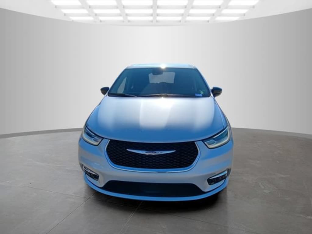 Used 2024 Chrysler Pacifica Touring L