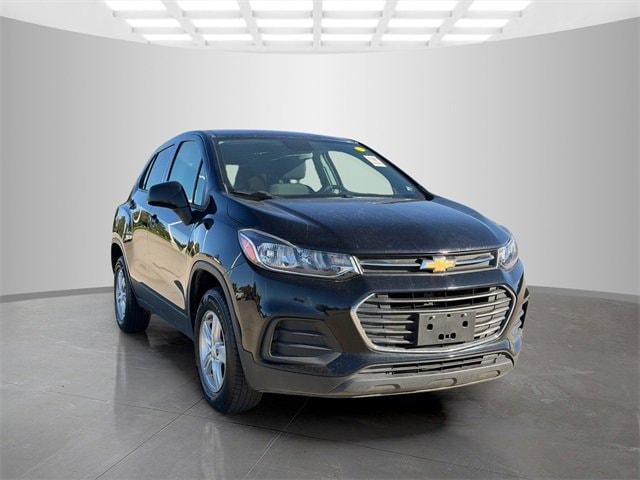 Used 2020 Chevrolet Trax LS with VIN 3GNCJNSB5LL109557 for sale in Pleasant Hill, IA