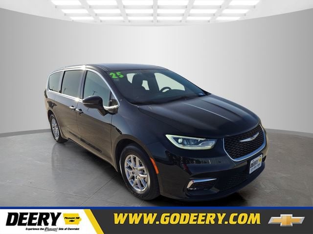 2025 Chrysler Pacifica Select's photo