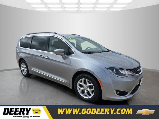 2017 Chrysler Pacifica Touring-L's photo