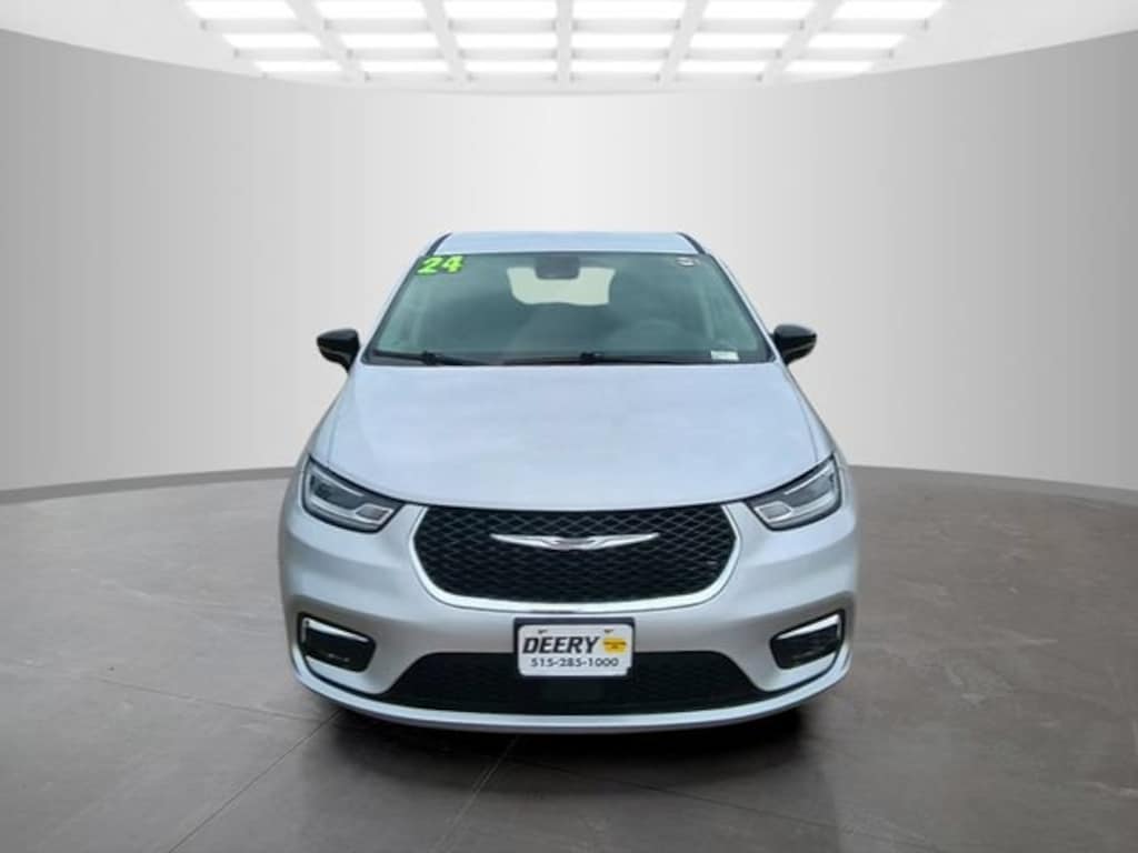 Used 2024 Chrysler Pacifica Touring L