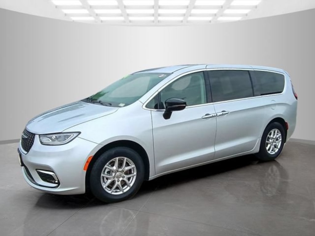 Used 2024 Chrysler Pacifica Touring L