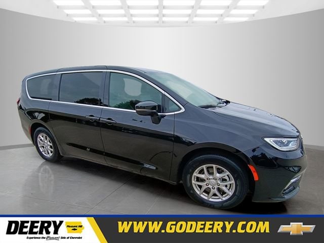2025 Chrysler Pacifica Select's photo