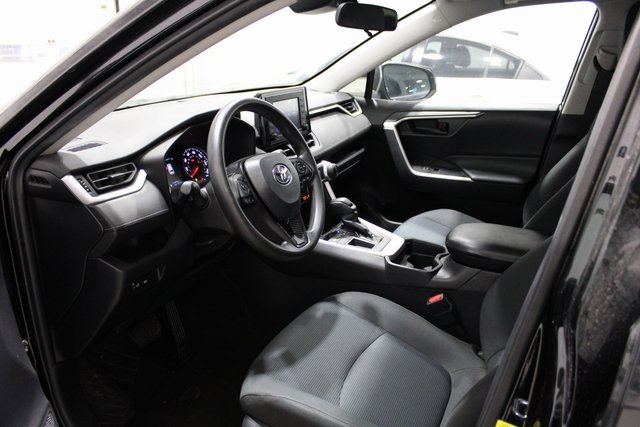 2021 Toyota RAV4 LE photo 3