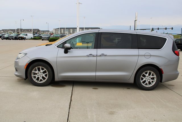 2017 Chrysler Pacifica Touring photo 3