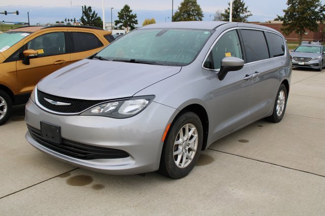 2017 Chrysler Pacifica Touring photo 2