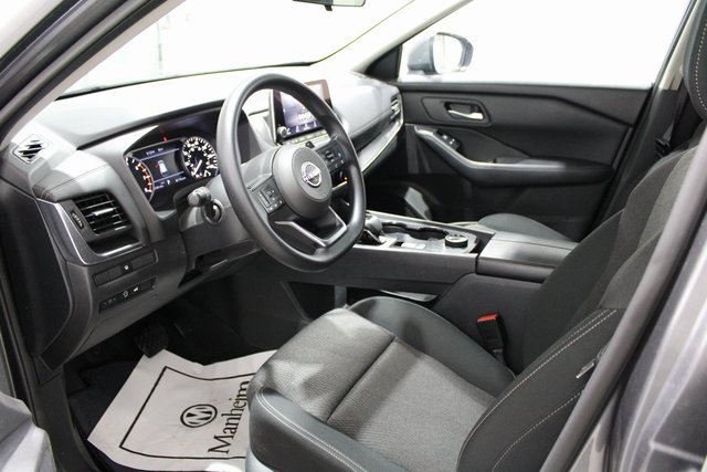 2024 Nissan Rogue SV photo 2