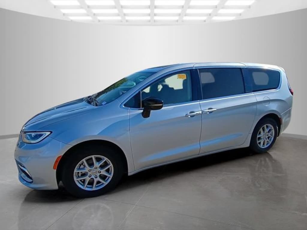 Used 2024 Chrysler Pacifica Touring L