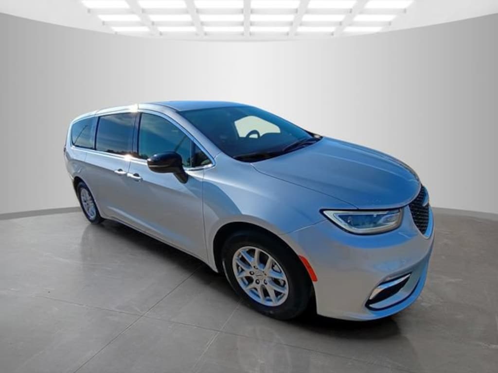 Used 2024 Chrysler Pacifica Touring L