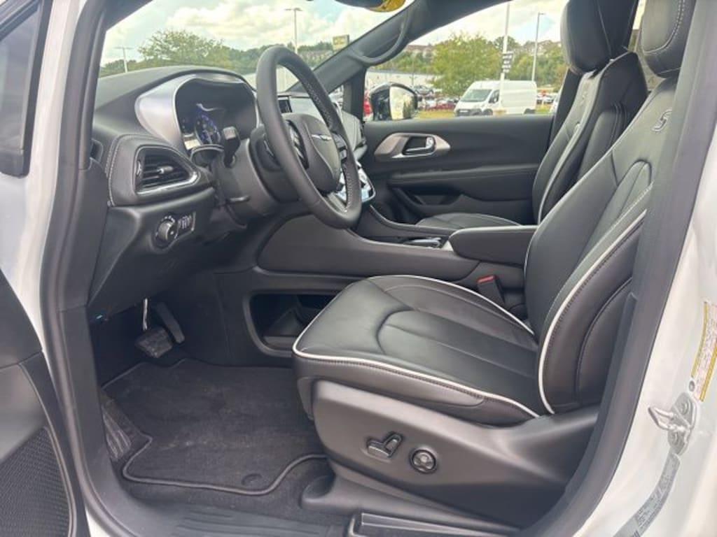 New 2026 Chrysler Pacifica Limited Passenger Van