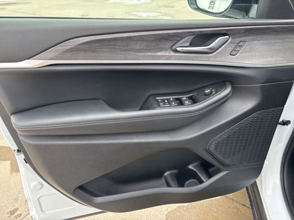 New 2025 Jeep Grand Cherokee L Limited Sport Utility