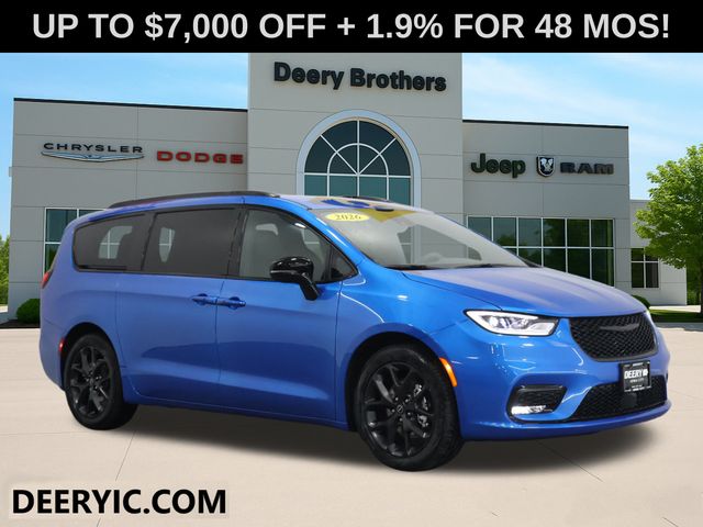 2026 Chrysler Pacifica Select's photo